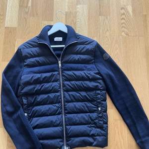 Moncler cardigan black label i toppskick, såklart finns kvitto. Storlek 1/S. Priset kan diskuteras. Skriv vid funderingar och frågor😀