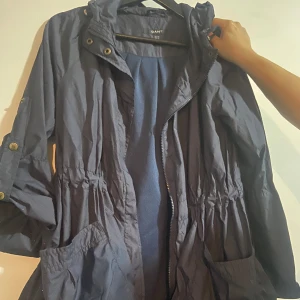 Regnjacka från Gant  - Helt ny, använt 1 gång bara. 