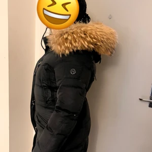 Vinter jacka - Hej jag säljer min vinter jacka, jag har använd den under en vinter. Jag köpte den för 3500kr men säljer för 1500kr pris kan diskuteras.