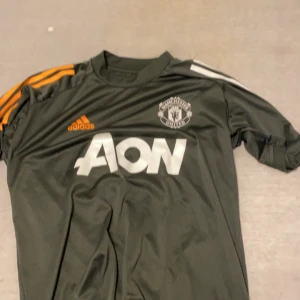 Manchester united tröja - stor i storlek så den e ganska en baggy fit för mig är 175.