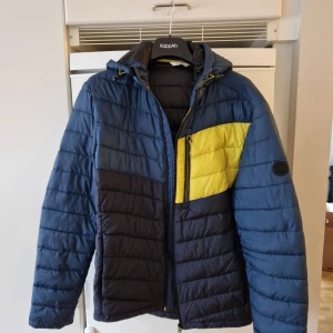 Lätt dunjacka  - Lätt dunjacka, storlek M. Fint skick. 