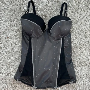 Korsett topp  - Världens finaste korsett topp med spets och rosetter. Perfekt för fest. står ingen storlek men skulle säga xs-s och B-c kupa. Köp sker via köp nu, jag postar inom 24h. Kvar tills markerad såld 