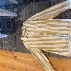 Randig Overshirt  - Bra skicka 9/10