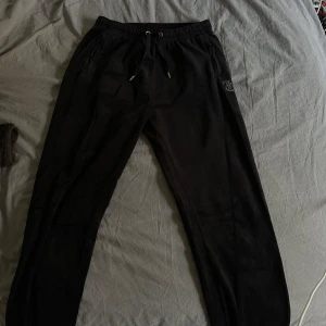 Juicy Couture set  - Juicy couture set i svart. Byxorna är i Storlek S och hoodien M. Använd Max 2ggr. Nypris 2500kr. Settet säljs inte längre☺️