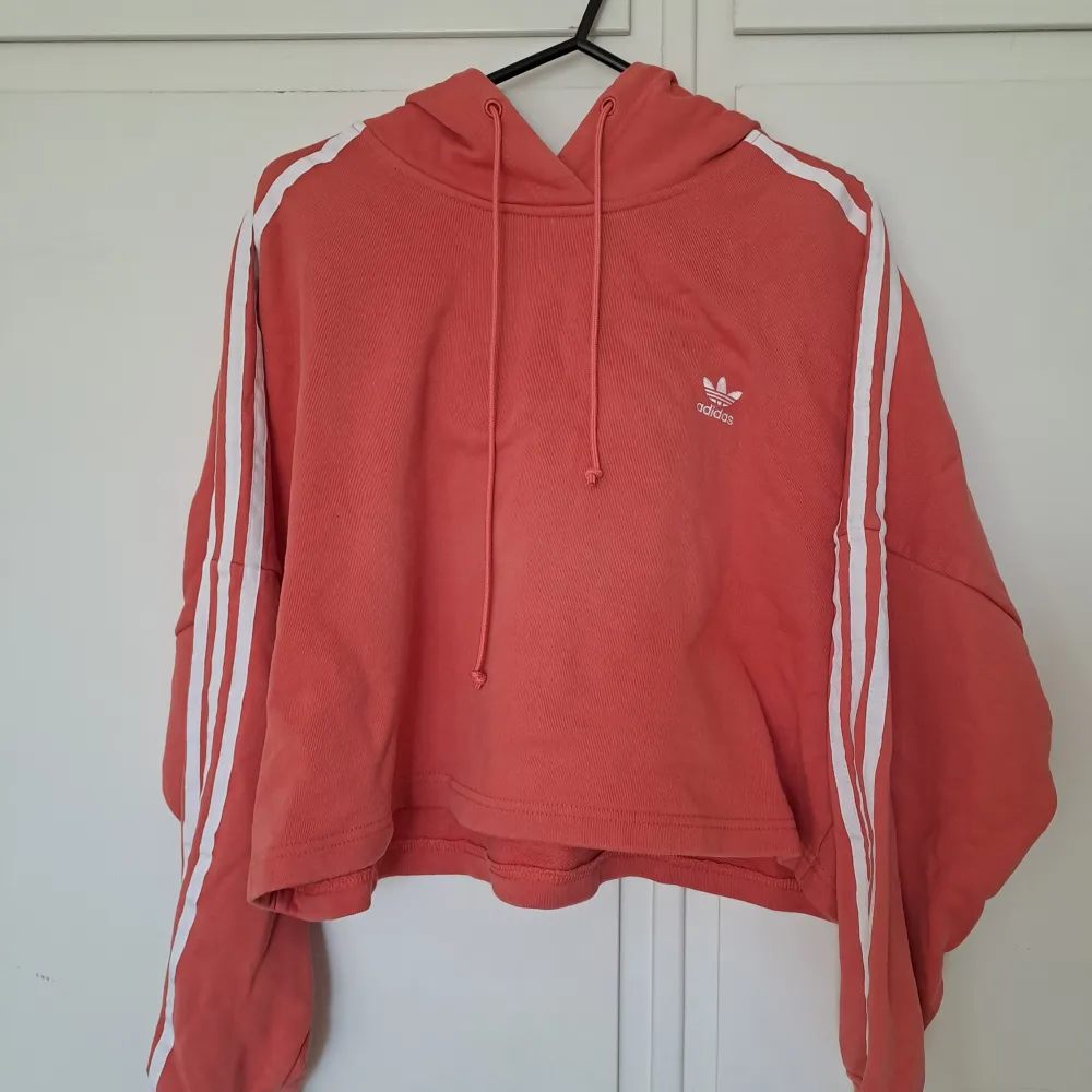 En lite kortare korallfärgad adidas hoodie, inget tecken på användning . Hoodies.