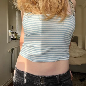 Tub topp - Utöjbart material som även är vädligt skönt och ganska luftigt. Toppen spänner åt där uppe så den trillar inte ner