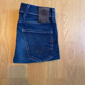 Replay Anbass jeans - Säljer dessa Replay jeans i modellen anbass. Dem är i galet bra skick och har inte ett enda tecken på användning. Det är storlek W29/L32.