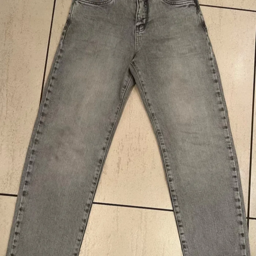 Jeansbyxa grå från Kappahl i storlek 146. Nyskick! Nypris: 399:-. Jeans & Byxor.