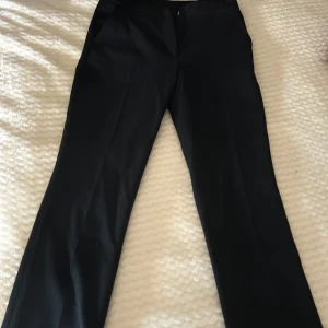 svarta kostymbyxor  - säljer dessa svarta kostymbyxor från GANT då de inte längre passar mig! använt några få gånger så ser ut precis som nya🤗 har tyvärr inga bilder med byxorna på då jag som sagt växt ur dem men gör gärna av er vid frågor eller mått💗 orginalpris 1000kr