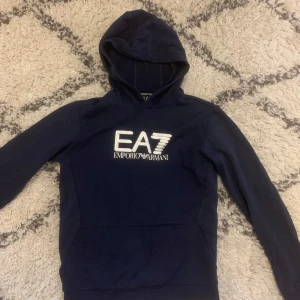 Ea7 Armani hoodie - Jag säljer min ea7 hoodie i färgen navy blue i storlek 160. Hoodien är i väldigt bra skick.