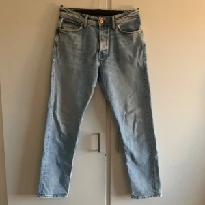 Ljusblå jeans från Jack & Jones - Säljer ett par ljusblå jeans från Jack & Jones i modellen 'Loose/Chris'. De har en avslappnad passform och är perfekta för en casual look. Jeansen har klassisk femficksdesign och är i bra skick. Perfekta för både vår och sommar! 🌞👖