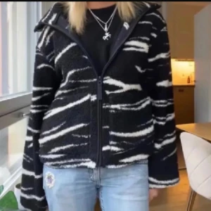 Slutsåld teddyjacka - Slutsåld teddyjacka ifrån hm!! Jättegosig och mysig teddyjacka i zebra mönster 💕