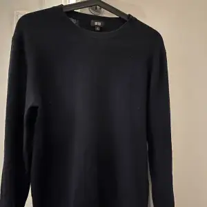 Jävligt snygg crewneck tröja utan defekter. Tröjan är en mix av cashmere och ull från Uniqlo. Nypris: 1200 