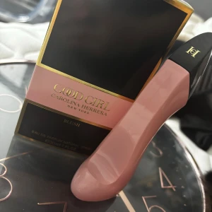 Good Girl Blush från Carolina Herrera - Säljer en superfin parfym, Good Girl Blush från Carolina Herrera. Flaskan är formad som en högklackad sko i en snygg rosa nyans med svart häl och gulddetaljer. Perfekt för att ge en lyxig touch till din parfymkollektion. Kommer i originalförpackning. Helt ny 