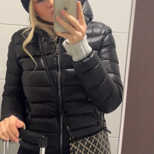 Colmar jacka - En supersnygg Colmar jacka, i fint skick men använd under två säsonger. Jackan har två små hål (se bilderna) men det är inget som man ser eller tänker på när någon bär jackan. 💕💕