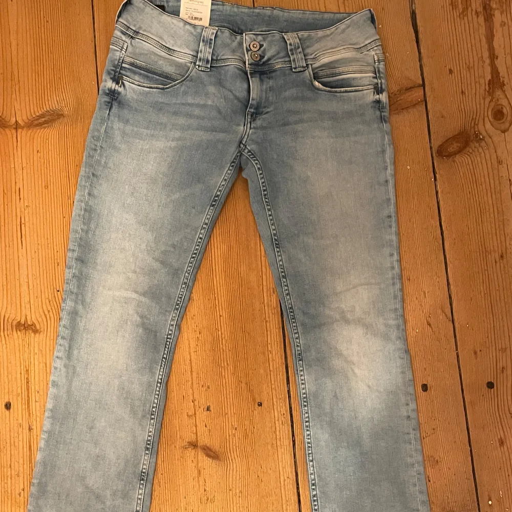 Super fina, low waist jeans ifrån pepe jeans London. Dom är helt nya. Bara provat. Lite osäker på storleken, står W10 och 34 men jag har själv 38/ M och dom är för stora, säljer då dom är för stora i midjan. Köpta för 900 ungefär. Så super pris nu💕. Jeans & Byxor.