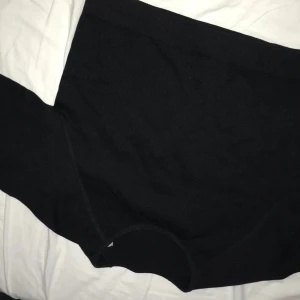 Svart magtröja - Svart ribbad magtröja i träningsmaterial! XL men är väldigt kort till magen och sitter ’’loose’’ (skulle säga M) 