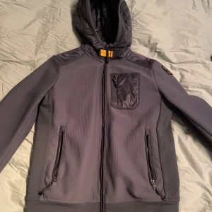 Parajumper jacka - 9/10 skick då det inte är några defekter alls, en hyfsat varm jacka som är perfekt för hösten och tidig vinter. Pris kan diskuteras.