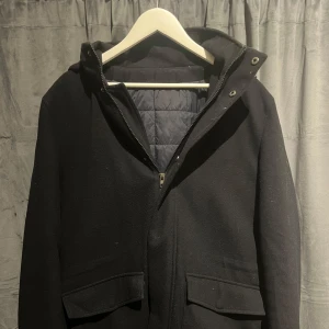 John Henric jacka  - Fin John Henric jacka i marinblå färg i mycket fint skick! (Kan behöva en tvätt) storlek S | nypris 1999kr | mitt pris 1199kr | hör av er vid fler frågor eller funderingar!