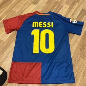 Barcelona tröja Messi 2008/09 - Skitsnygg Barca tröja från säsongen 2008/09 med världens bästa spelare Messi på ryggen. Säljer för att den är för liten för mig.