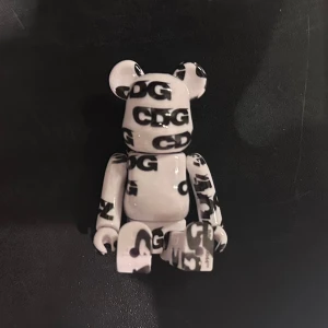 CDG comme des garcons Bearbrick - Secret rare Bearbrick jag packade för cirka två år sedan! Otroligt sällsynt och inte helt viljande att sälja men kom med bud!