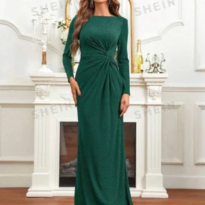 Klänningar - Dessa klänningar som jag la in i bilden plus då andra som jag inte får plats men ska lägga ut med så kan man få sammanlagt för 650kr då det är oanvända samt hann inte lämna i tid till shein. Dessa är i bra skick samt jätte fina🥰v