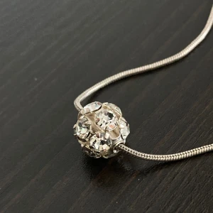 Silverfärgat halsband, strass, diamant, stilren, klassisk, enkel, silver, pärla, hänge, kort, kedja - Silverfärgat halsband med en strasspärla. Längd: 38,5-46,5, bredd: 1 mm.