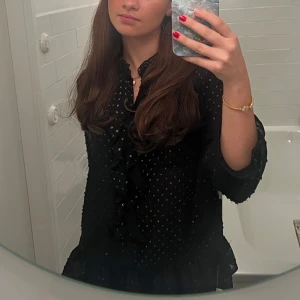 Svart blus  - Svart blus med gulddetaljer 