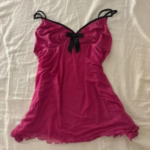 Lingerie rosa linne - Jätte fint rosa linne med en svart rosett. Är genomskinligt i materialet! Är en L men har själv haft den som är XS och är väldigt söt även då🥰 Hade såklart passat en L i storleken såklart, men har själv använt en pin för att få den mer figurformad