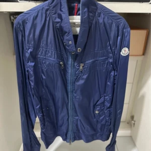 Moncler windbreaker - Bra höstjacka från moncler, skick 3/5. Pris 2399kr. Storlek 5 (xl)