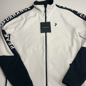 Peak performance tröja  - En sprillans ny peak tröja som är perfekt för en dag på golfbanan 