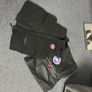 Canada goose väst - Säljer en väst från Canada goose, jätte fin skick som ny.