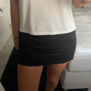Shorts kjol - Svart shorts kjol i kostym. Ser ut som en kjol dör framme men som shorts där bak utan fickor. Bra skick knappt använda. Storlek S men passar mig som ofta bär M i nederdelar så passar båda. Kan användas både till vardag och för festligare tillfällen. 