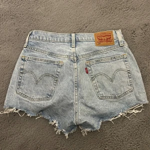 Levi’s  - Snygga jeansshorts från Levis som tyvärr inte används. Nypiss 670kr Storlek står W L, är 167 och de är lite stora på mig