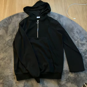 Tunn hoodie - Använd fåtal gånger, fint skick