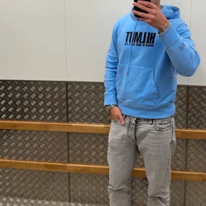 Helmut Lang hoodie - Helmut Lang hoodie i väldigt bra skick. 8,5/10. Storlek M, 1499kr (Kan lösa alla storlekar om det önskas)