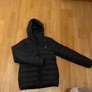 Lyle & scott  - Storlek S köptes i 2023 från Zalando passar Inte längre. priset kan diskuteras 