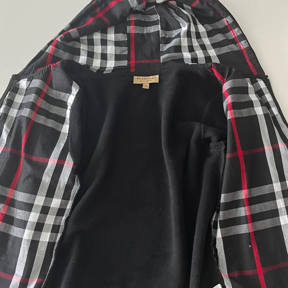 Burberry zip up jag fick av min moster på min födelsedag men passar ej så säljer skriv för kvittto och mer bilder på hoodien. Hoodies.