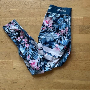 Stronger tights  - Snygga mönstrade träningstights från stronger i bra skick, pris kan diskuteras ❤️