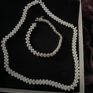 Halsband - Nu hjälper jag min mamma att sälja sin fina halsband och armband.  Köpt i albertsguld för 5400 kr allt tillsammans, säljs för 3800 kr.  Äkta silver, använd 2 gånger. Kommer med låda också🩵 skriv för flera frågor 
