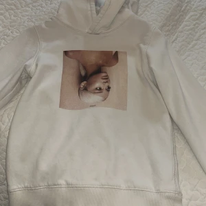  Ariana Grande hoodie -  Hoodie ,bra för hösten/vintern  Ariana Grande