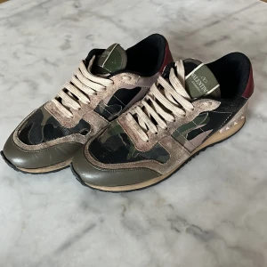 Valentino rockrunners - Hej! Säljer nu ett par riktigt feta rockrunners i storlek 39 men passar 40. Dom är i bra skick men har tecken på användning. Vid frågor och funderingar är det bara att höra av sig.