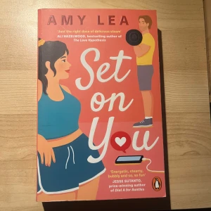 “Set on you” by Amy Lea i perfekt skick  - ”Set on You” av Amy Lea – En Romantisk Feelgood-sensation! En het “enemies-to-lovers”- romans där gnistorna flyger. Kroppspositivitet och självkärlek i fokus.  Humor som får dig att skratta högt och dialoger som får dig att rodna. 6/5 stars❤️