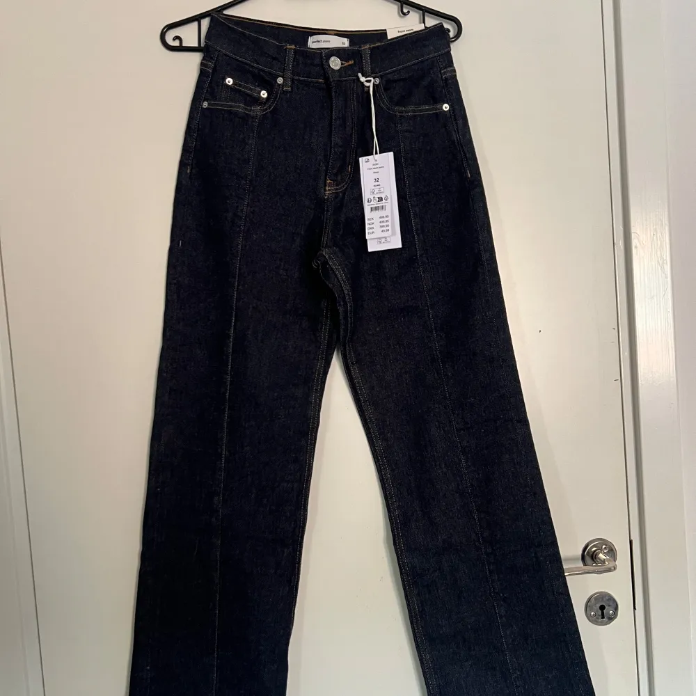 Nyskick, mörkblåa jeans från Gina tricot! Endast testade, prislapp kvar osv, . Jeans & Byxor.