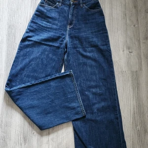 Lee-Jeans / Straight, Loose - Ett par blåa Lee-Jeans i bra skick! Storleken är W25, L31. Använda ett par gånger, men har inga skador.