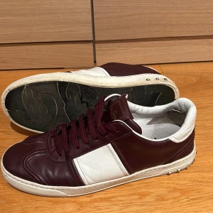 Valentino Flycrew - Ett par tvärfeta flycrews. Storlek 43 men passar även 44. De saknar totalt 5 nitar, dock finns en av nitarna kvar lös och kan därför säkert sättas tillbaka om man vill! Original sulor saknas även.Skorna är i använt skick och box saknas, därav priset!