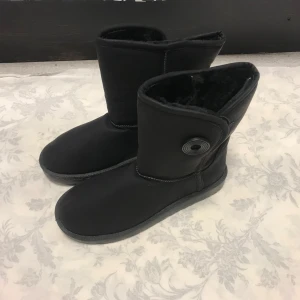 Varmfodrad Vinterstövlar  - Finns stlk kvar 36,37,38,39 och 40  Tjock fleece inuti, rekommenderar välja 2 stlk stort  Till exempel 38 stlk passar som 36 i vanliga stlk   219kr/st 