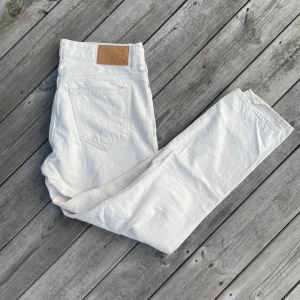 Tiger of Sweden jeans - Fräscha vita jeans från Tiger of Sweden | Mycket bra skick, ligger bara i garderoben och är därför lite skrynkliga | Storlek 32/32, har även ett par 31/32 på profilen😁