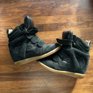 Isabel Marant - Populära svarta sneakers från Isabel Marant (äkta) i storlek 37.   Använda men i väldigt bra skick 🤗  Kan tänka mig att gå ner lite i pris vid snabb och smidig affär 🌸