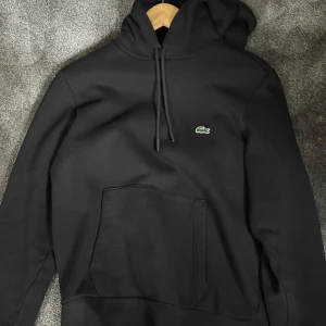 Lacoste hoddie - Hej, säljer denna Lacoste hoddie! Den är i super fint skick med inga som helst skador, hoddien är storlek S! Hör av er vid frågor!